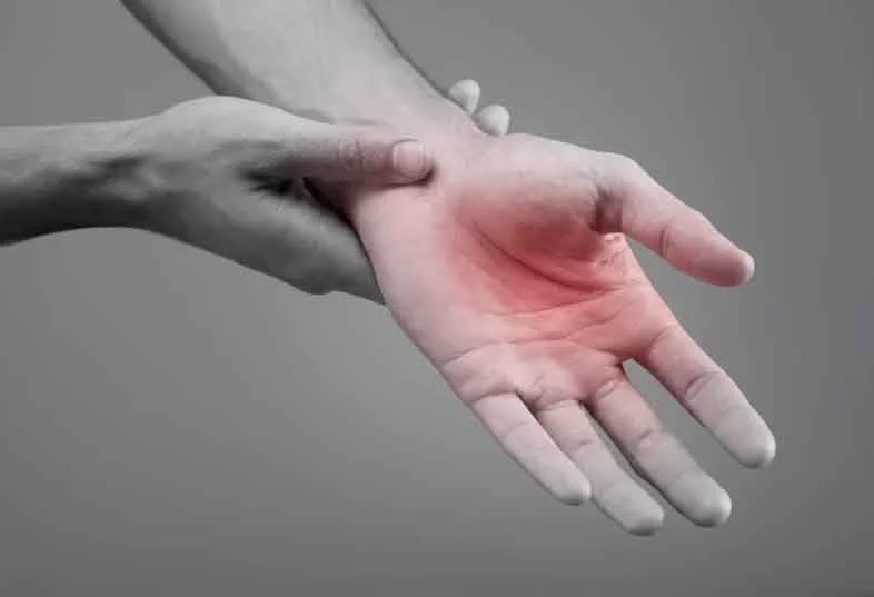 علت دست درد چیست و چگونه میتوان آن را درمان کرد؟